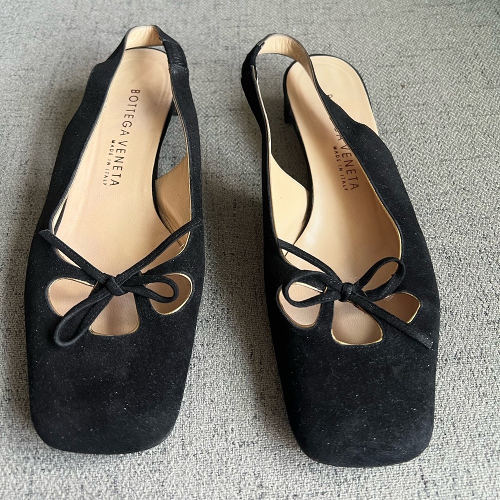 Bottega Veneta Black Suede Kitten heel mules.